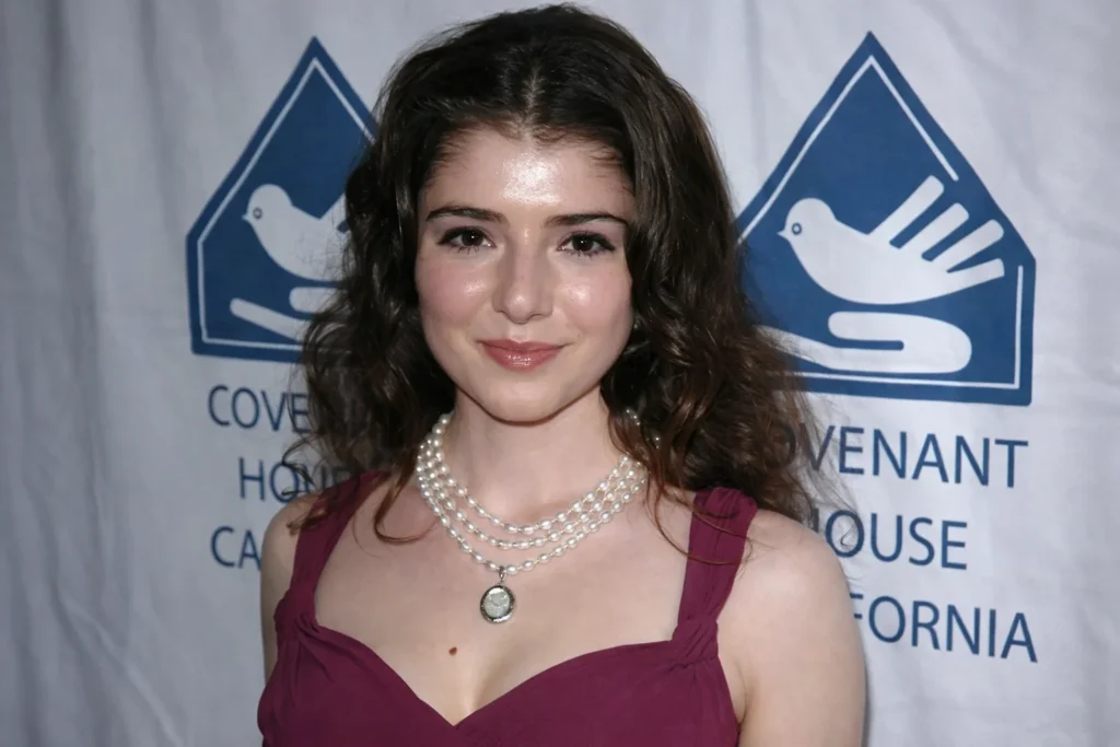 Vera Davich – umfassendes Porträt einer diskreten Persönlichkeit Vera Davich – umfassendes Porträt einer diskreten Persönlichkeit